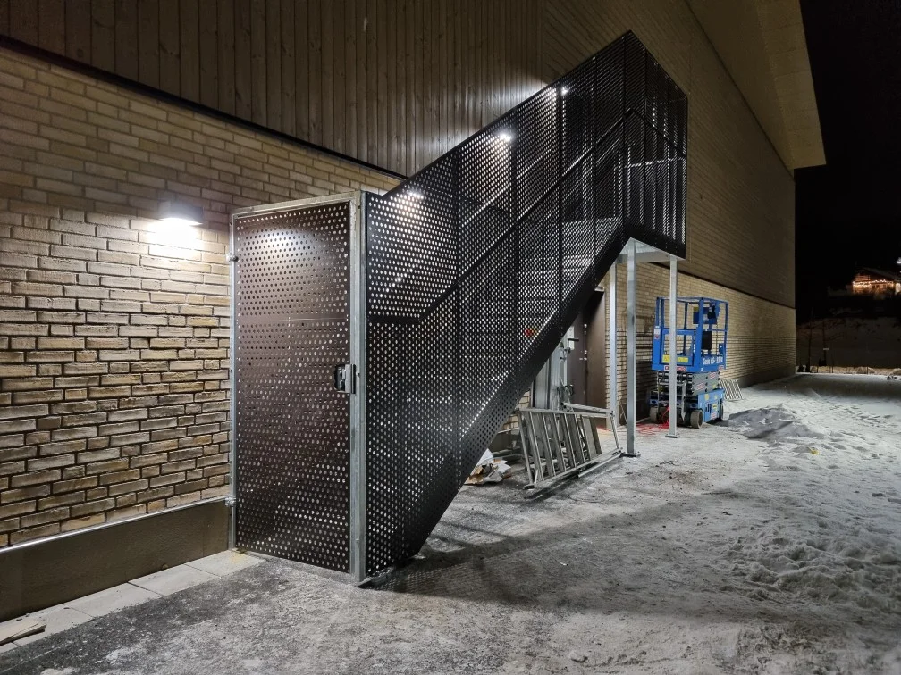 Ståltrappa med inspända glasräcken — Humanistiska teatern